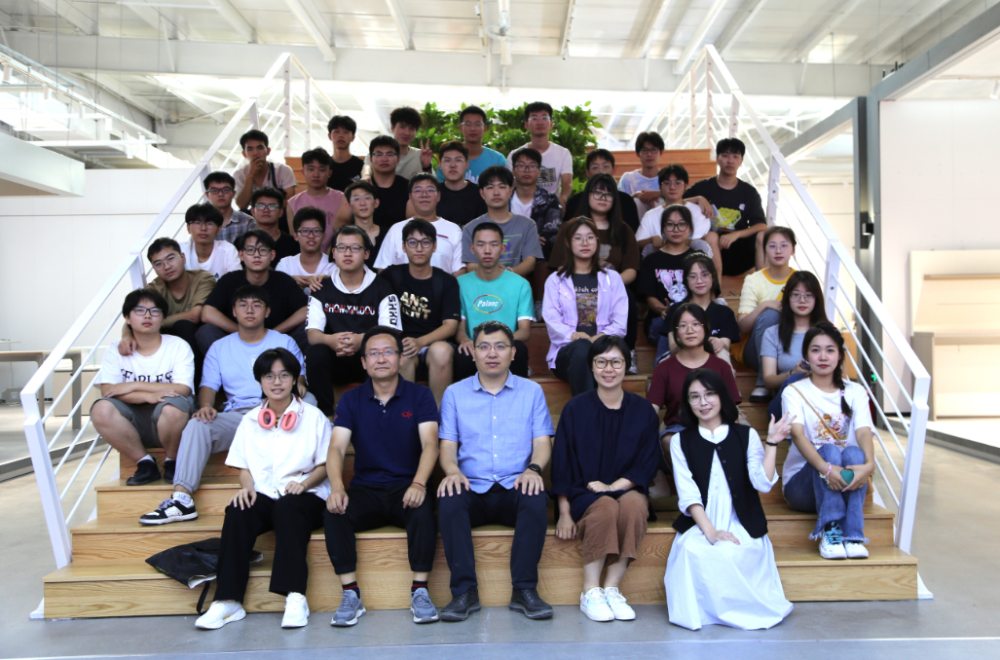 石家莊鐵道大學(xué)工業(yè)設(shè)計系師生到常宏產(chǎn)業(yè)園參觀考察