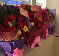 花送雷鋒手，情暖雷鋒心——“萬(wàn)朵鮮花送雷鋒”活動(dòng)溫暖落幕